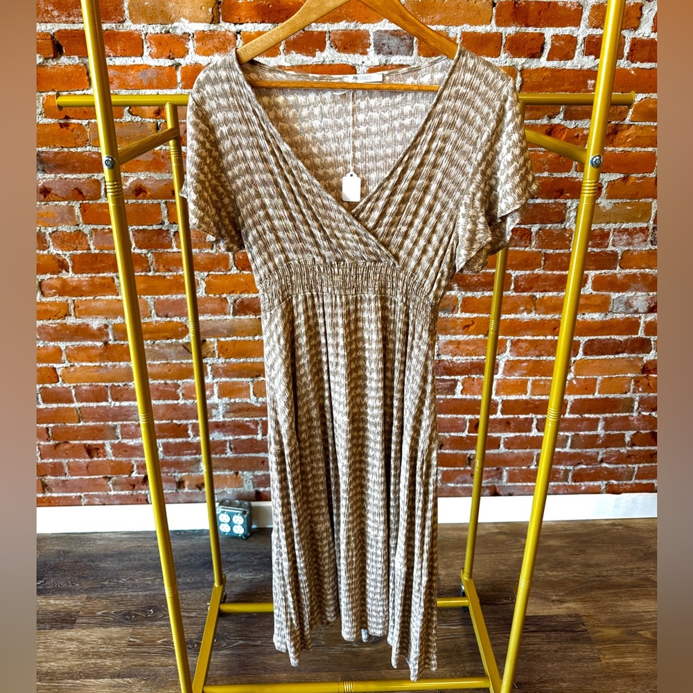 Veveret Women’s Taupe Patterned V-Neck Maxi Dress